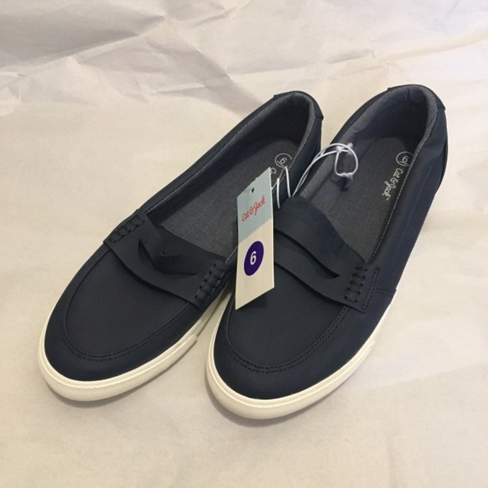 New boys sneakers size 6‎